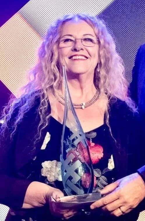 Verna McFelin holding the New Zealand Community of the Year Award